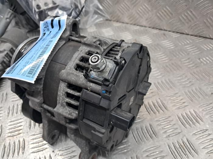 Dynamo van een Mercedes-Benz A (177.0) 1.3 A-180 Turbo 16V 2018