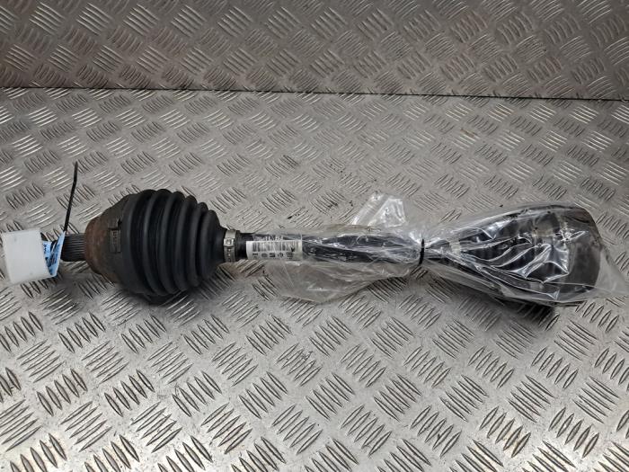 Gebruikte Aandrijfas links-voor Audi A3 Sportback (8VA/8VF) 1.6 TDI 16V Prijs € 65,00 Margeregeling aangeboden door autodemontage denollen