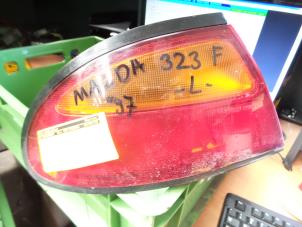 Gebruikte Achterlicht links Mazda 323 F (BA14) 1.5i GLX,GT 16V Prijs € 22,00 Margeregeling aangeboden door de Nollen autorecycling