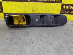 Gebruikte Elektrisch Raam Schakelaar Peugeot 307 (3A/C/D) Prijs € 35,00 Margeregeling aangeboden door de Nollen autorecycling