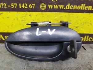Gebruikte Deurgreep 4Deurs links-voor Daewoo Matiz Prijs € 25,00 Margeregeling aangeboden door de Nollen autorecycling