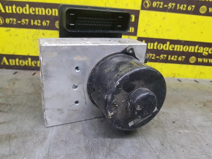 ABS Pomp van een Mercedes-Benz ML II (164/4JG) 3.0 ML-320 CDI 4-Matic V6 24V 2008