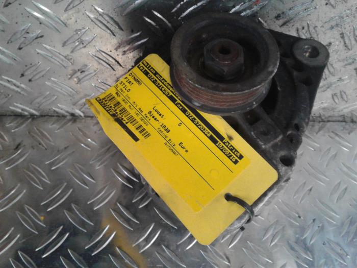 Gebruikte Dynamo Fiat Stilo (192A/B) 1.8 16V 5-Drs. Prijs € 45,00 Margeregeling aangeboden door autodemontage denollen
