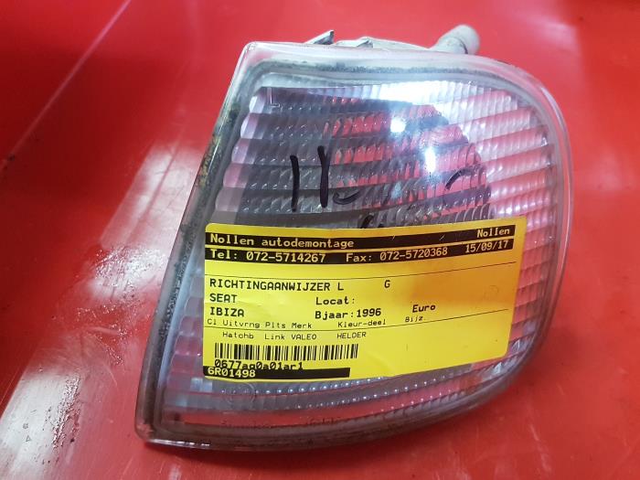 Gebruikte Pinker links Seat Ibiza II (6K1) 1.0 CL,CLi,Conga Prijs € 9,00 Margeregeling aangeboden door autodemontage denollen