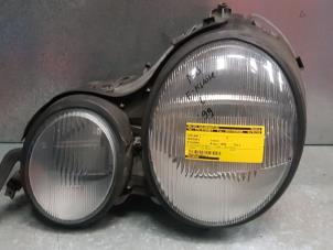 Gebruikte Koplamp links Mercedes E-Klasse Prijs € 30,00 Margeregeling aangeboden door de Nollen autorecycling