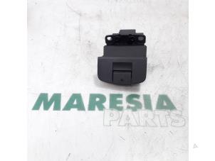 Gebruikte Handrem schakelaar Renault Espace (JK) 3.0 dCi V6 24V Prijs € 30,00 Margeregeling aangeboden door Maresia Parts