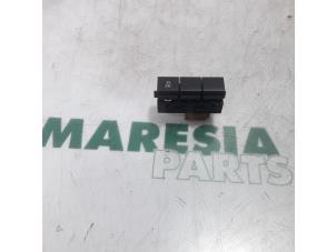 Gebruikte Schakelaar Citroen Jumpy 1.6 Blue HDi 115 Prijs € 20,00 Margeregeling aangeboden door Maresia Parts