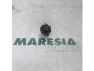 Gebruikte Schakelaar Spiegel Renault Master IV (EV/HV/UV/VA/VB/VD/VF/VG/VJ) 2.3 dCi 125 16V FWD Prijs € 30,25 Inclusief btw aangeboden door Maresia Parts