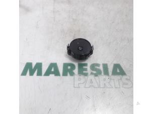 Gebruikte Sensor regen Renault Master IV (EV/HV/UV/VA/VB/VD/VF/VG/VJ) 2.3 dCi 125 16V FWD Prijs € 18,15 Inclusief btw aangeboden door Maresia Parts