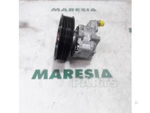 Gebruikte Stuurbekrachtiging Pomp Renault Master IV (EV/HV/UV/VA/VB/VD/VF/VG/VJ) 2.3 dCi 125 16V FWD Prijs € 254,10 Inclusief btw aangeboden door Maresia Parts