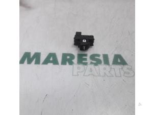 Gebruikte Cabriodak Bediening Peugeot 207 CC (WB) 1.6 16V Prijs € 50,00 Margeregeling aangeboden door Maresia Parts