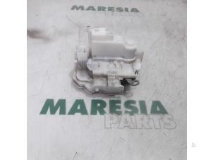 Gebruikte Deurslot Mechaniek 4Deurs rechts-voor Alfa Romeo 159 Sportwagon (939BX) 3.2 JTS V6 24V Prijs € 35,00 Margeregeling aangeboden door Maresia Parts