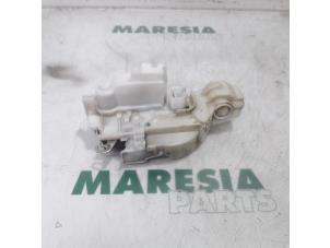 Gebruikte Portierslot Mechaniek 4Deurs links-voor Alfa Romeo 159 Sportwagon (939BX) 3.2 JTS V6 24V Prijs € 35,00 Margeregeling aangeboden door Maresia Parts