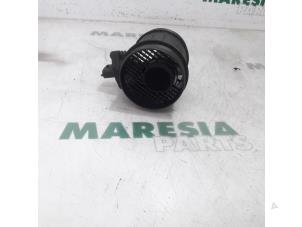 Gebruikte Luchthoeveelheidsmeter Alfa Romeo 159 Sportwagon (939BX) 3.2 JTS V6 24V Prijs € 85,00 Margeregeling aangeboden door Maresia Parts