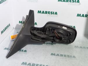 Gebruikte Spiegel Buiten links Renault Scénic II (JM) 1.6 16V Prijs € 50,00 Margeregeling aangeboden door Maresia Parts