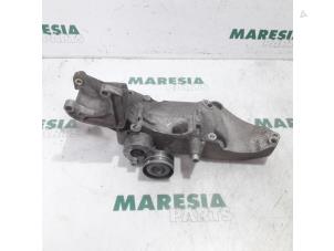 Gebruikte Steun (diversen) Renault Trafic New (FL) 1.9 dCi 100 16V Prijs € 105,00 Margeregeling aangeboden door Maresia Parts