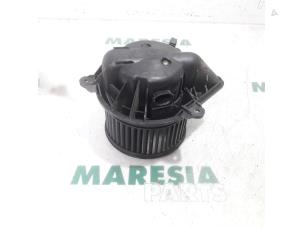 Gebruikte Kachel Ventilatiemotor Renault Trafic New (FL) 1.9 dCi 100 16V Prijs € 25,00 Margeregeling aangeboden door Maresia Parts