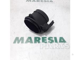 Gebruikte Luchthoeveelheidsmeter Peugeot 207/207+ (WA/WC/WM) 1.6 HDi 16V Prijs € 25,00 Margeregeling aangeboden door Maresia Parts