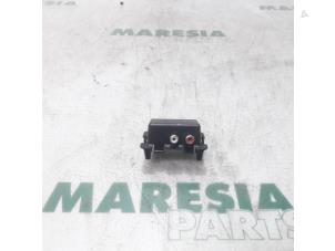 Gebruikte AUX/USB aansluiting Peugeot 308 CC (4B) 1.6 HDiF 16V Prijs € 35,00 Margeregeling aangeboden door Maresia Parts