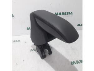 Gebruikte Armleuning Citroen DS 3 1.2 12V PureTech 130 Prijs € 50,00 Margeregeling aangeboden door Maresia Parts