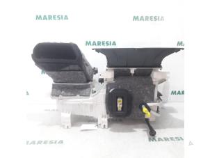 Gebruikte Kachelhuis Citroen C-Crosser 2.2 HDiF 16V Prijs € 157,50 Margeregeling aangeboden door Maresia Parts
