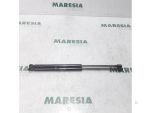 Gebruikte Set Gasdempers Achterklep Citroen C-Crosser 2.2 HDiF 16V Prijs € 40,00 Margeregeling aangeboden door Maresia Parts