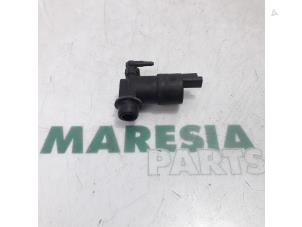 Gebruikte Ruitensproeierpomp voor Citroen C3 Picasso (SH) 1.6 16V VTI 120 Prijs € 10,00 Margeregeling aangeboden door Maresia Parts