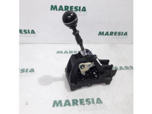 Gebruikte Versnellingspook Fiat 500X (334) 1.6 E-torq 16V Prijs € 105,00 Margeregeling aangeboden door Maresia Parts