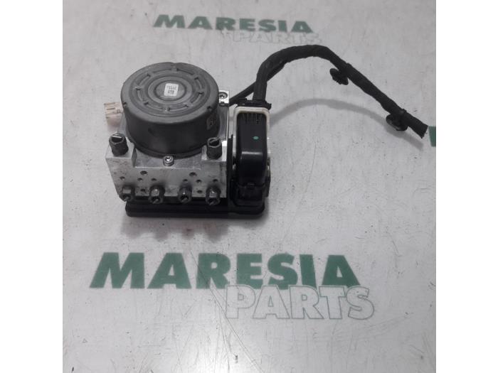 ABS Pomp van een Peugeot 208 I (CA/CC/CK/CL) 1.0 Vti 12V PureTech 2014