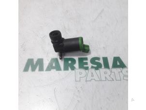 Gebruikte Ruitensproeierpomp voor Peugeot 206 CC (2D) 1.6 16V Prijs € 15,00 Margeregeling aangeboden door Maresia Parts