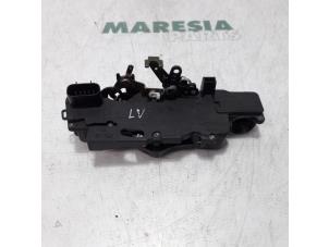 Gebruikte Deurslot Mechaniek 4Deurs links-voor Fiat Stilo MW (192C) 1.6 16V Prijs € 25,00 Margeregeling aangeboden door Maresia Parts