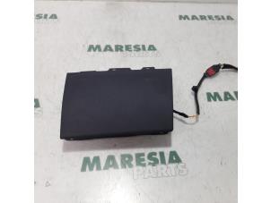 Gebruikte Airbag knie links Peugeot 1007 (KM) 1.6 GTI,Gentry 16V Prijs € 50,00 Margeregeling aangeboden door Maresia Parts