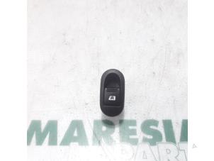 Gebruikte Combischakelaar ramen Peugeot 1007 (KM) 1.6 GTI,Gentry 16V Prijs € 20,00 Margeregeling aangeboden door Maresia Parts