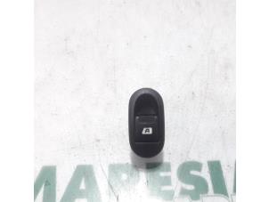 Gebruikte Combischakelaar ramen Peugeot 1007 (KM) 1.6 GTI,Gentry 16V Prijs € 20,00 Margeregeling aangeboden door Maresia Parts