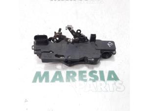 Gebruikte Deurslot Mechaniek 2Deurs links Fiat Stilo (192A/B) 1.6 16V 3-Drs. Prijs € 25,00 Margeregeling aangeboden door Maresia Parts
