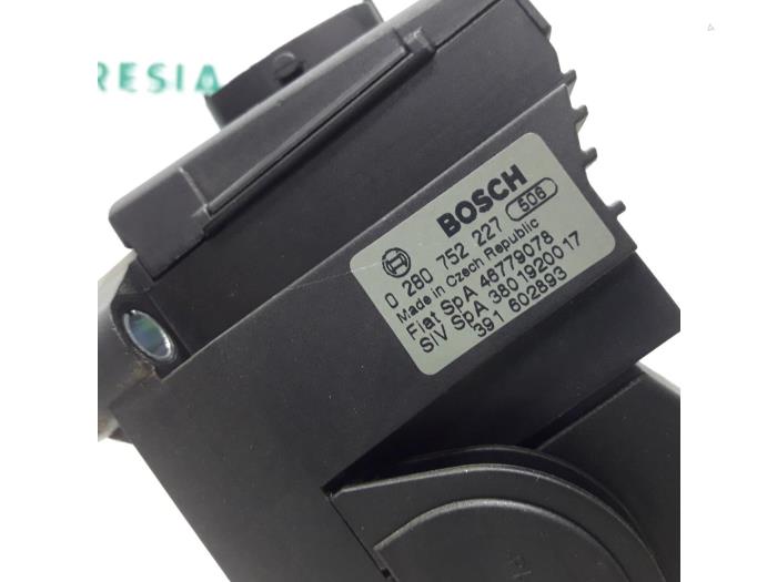 Gaspedaalpositie Sensor van een Fiat Stilo (192A/B) 1.6 16V 3-Drs. 2004