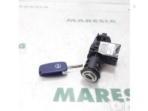 Gebruikte Kontaktslot + Sleutel Fiat Stilo (192A/B) 1.6 16V 3-Drs. Prijs € 35,00 Margeregeling aangeboden door Maresia Parts