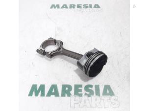 Gebruikte Zuiger Renault Twingo III (AH) 1.0 SCe 70 12V Prijs € 50,00 Margeregeling aangeboden door Maresia Parts