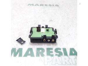 Gebruikte AUX/USB aansluiting Citroen C5 III Tourer (RW) 2.0 HDiF 16V Prijs € 75,00 Margeregeling aangeboden door Maresia Parts