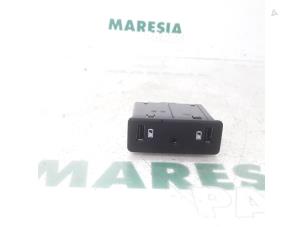 Gebruikte AUX/USB aansluiting Renault Scénic IV (RFAJ) 1.2 TCE 115 16V Prijs € 65,00 Margeregeling aangeboden door Maresia Parts