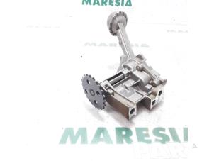 Gebruikte Oliepomp Renault Clio III (BR/CR) 1.4 16V Prijs € 50,00 Margeregeling aangeboden door Maresia Parts