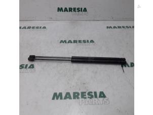 Gebruikte Set Gasdempers Achterklep Citroen C-Crosser 2.2 HDiF 16V Prijs € 40,00 Margeregeling aangeboden door Maresia Parts