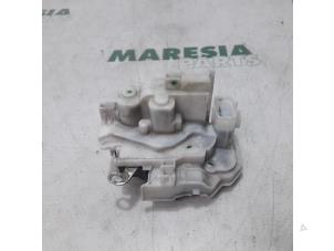 Gebruikte Slotmechaniek Portier 4Deurs links-achter Alfa Romeo 159 Sportwagon (939BX) 3.2 JTS V6 24V Prijs € 35,00 Margeregeling aangeboden door Maresia Parts