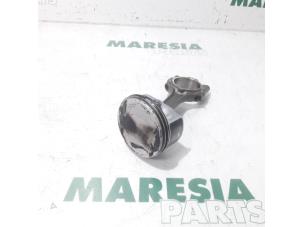 Gebruikte Zuiger Alfa Romeo 159 Sportwagon (939BX) 1.8 MPI 16V Prijs € 75,00 Margeregeling aangeboden door Maresia Parts