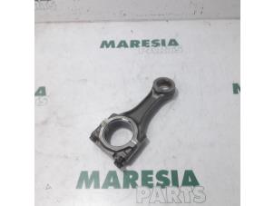 Gebruikte Drijfstang Fiat Ducato (243/244/245) 2.8 JTD 15 Prijs € 75,00 Margeregeling aangeboden door Maresia Parts