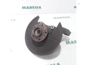 Gebruikte Fusee links-achter Alfa Romeo 159 Sportwagon (939BX) 3.2 JTS V6 24V Prijs € 89,00 Margeregeling aangeboden door Maresia Parts