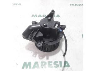 Gebruikte Chaufage Ventilatiemotor Fiat Idea (350AX) 1.4 16V Prijs € 30,00 Margeregeling aangeboden door Maresia Parts
