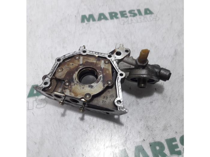 Gebruikte Oliepomp Renault Clio III (BR/CR) 1.2 16V 75 Prijs € 65,00 Margeregeling aangeboden door Maresia Parts