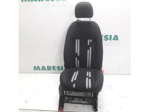 Gebruikte Voorstoel rechts Fiat Fiorino (225) 1.3 JTD 16V Multijet Prijs € 127,05 Inclusief btw aangeboden door Maresia Parts