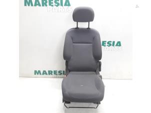Gebruikte Voorstoel links Peugeot Partner (GC/GF/GG/GJ/GK) 1.6 HDI 75 Phase 1 Prijs € 131,25 Margeregeling aangeboden door Maresia Parts